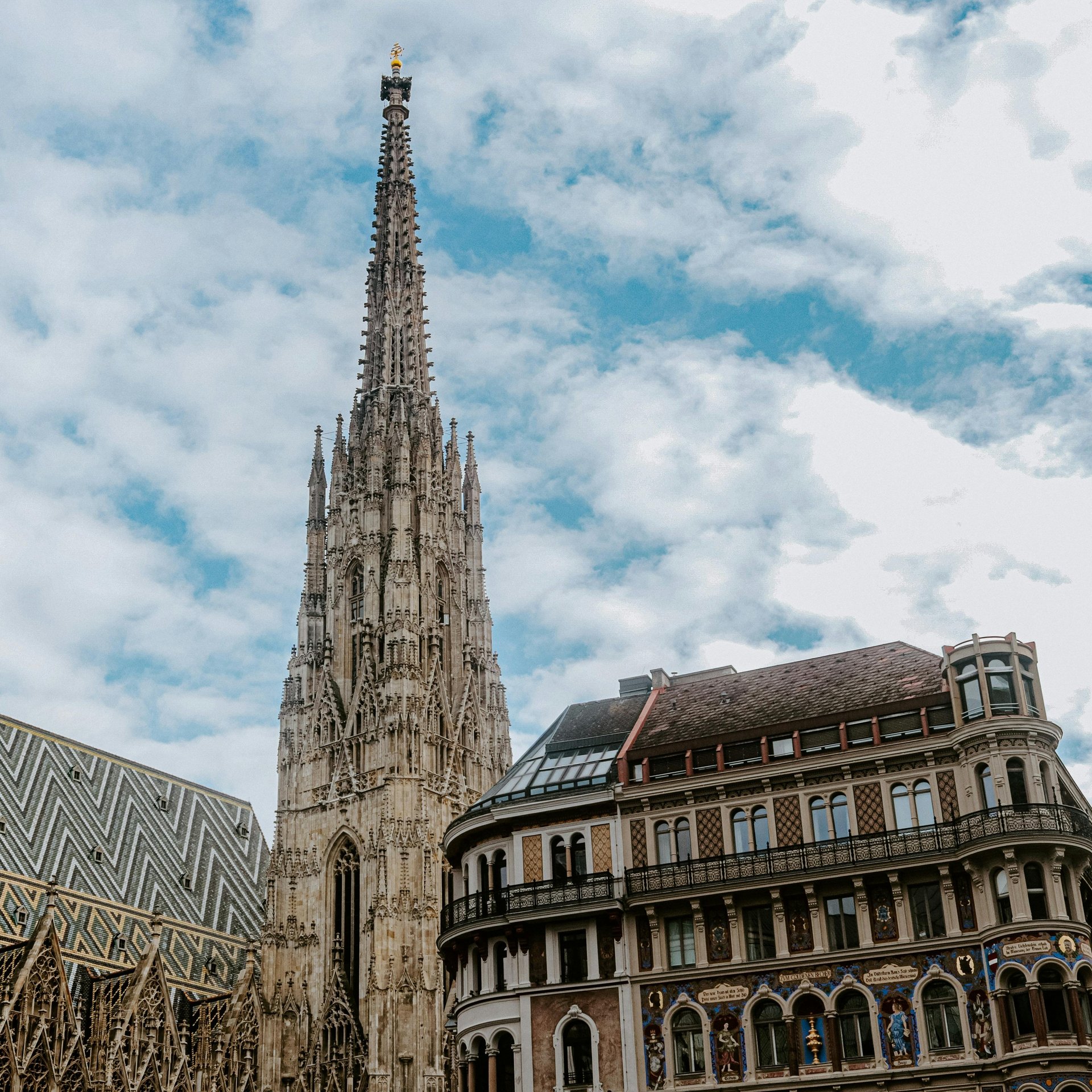 Stephansdom Wien Ansicht des Stephansdoms in Wien mit einem schönen Wolkenspiel am Himmel im Hintergrund